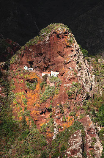 Casas-Cuevas excavadas en piroplastos sementados y oxidados. Gollada de Roque Alonso, Afur, Anaga.