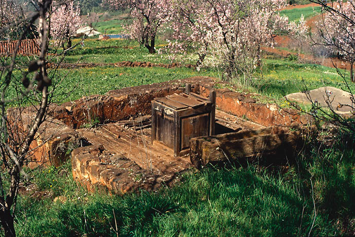 Aljibe con brocal cuadrado de madera y muro de delimitación. La Palma (foto: Antonio Manuel Díaz Rodríguez).