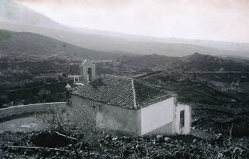 Ermita de planta rectangular y de una sola nave. La cubierta es a cuatro aguas, con una espadaña con remate en forma de ojiva, Aripe, Tenerife (foto: Manuel Martín González, Centro de Fotografía Isla de Tenerife)