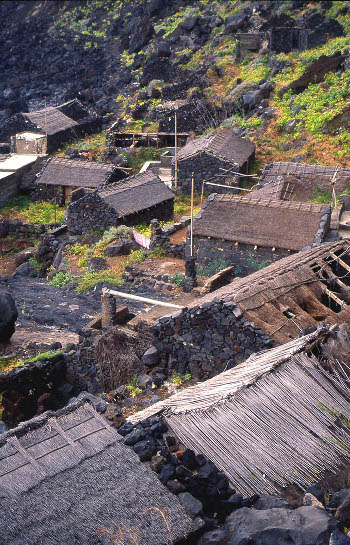 Casas de paredes de piedra seca y techos pajizos en el Pozo de las Calcosas, Valverde, El Hierro (foto: Juan Mazuelas).