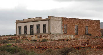 Casa de una planta con azotea en la que tan sólo se ha encalado y pintado la fachada principal. Fuerteventura.