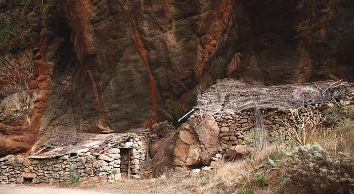 Construcciones de piedra seca con techumbre vegetal ubicadas aprovechando un rebaje o cejo de un risco, Afur, Tenerife.