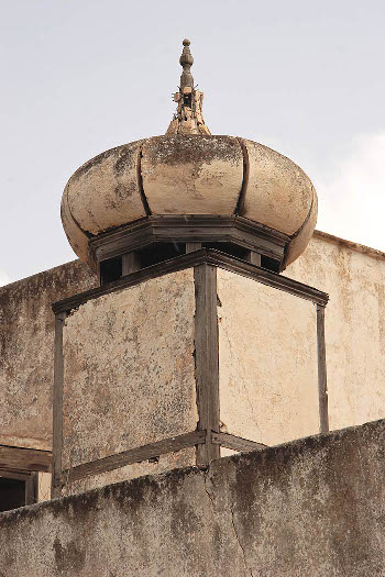 Chimenea de base cuadrada, de entramado de madera, encalada y cubierta en forma de bulbo. Haría, Lanzarote.