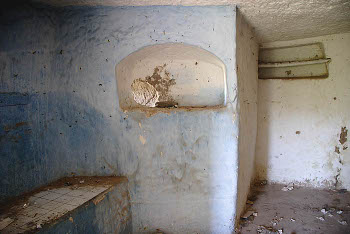 Interior de cueva de habitación labrada y cocina con poyo y alacenas. Cortijo de San Gregorio. Las Palmas de Gran Canaria.