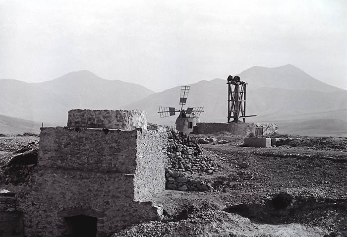 Horno de cal, molina de base cuadrada y molino de viento. Fuerteventura (foto: Francisco Rojas Fariña).