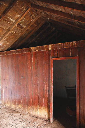 Tabiquería elaborada en madera.
