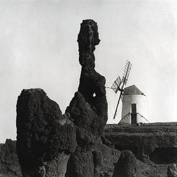 Molino de viento de dos alturas con estructura troncocónica y cubierta cónica. El edificio se encuentra ubicado sobre una antigua cantera. Guatiza, Teguise, Lanzarote. (foto: Francisco Rojas Fariña).