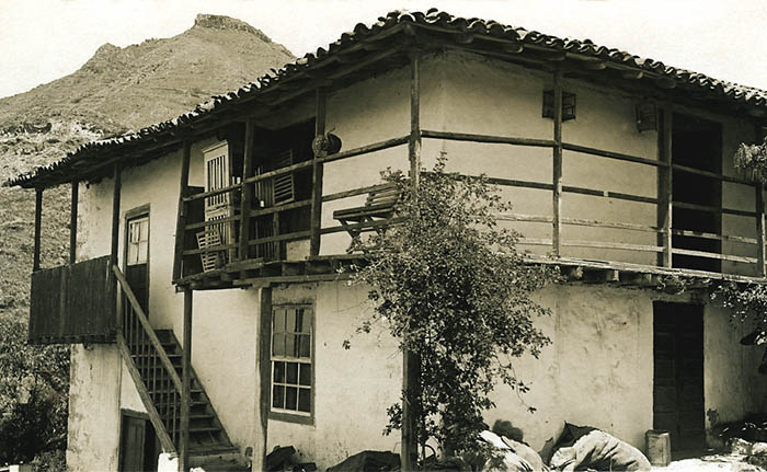 Vivienda de alto y bajo con balcones cubiertos y antepechos abierto y cerrado.Tejina, Tenerife.