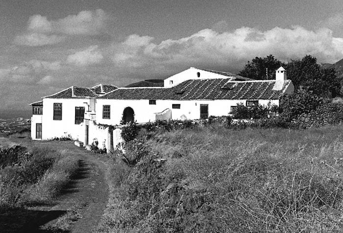 Hacienda con muro de cerca y entrada almenada. Casa de Carta, Valle Guerra, Tenerife (foto: Carlos A. Schwartz).