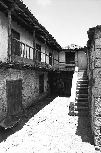Vivienda con patio rectangular empedrado y escalera de piedra de un tramo que conduce a un corredor en forma de L. Vilaflor, Tenerife (foto: Carlos A. Schwartz).