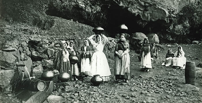 Aguadoras en la Fuente del Dornajo, Icod el Alto, Los Realejos, Tenerife (foto: Marcos Baeza).